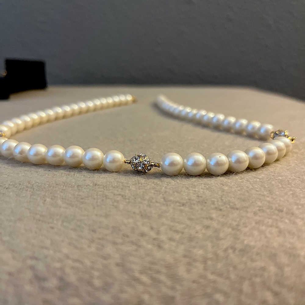 Avon vintage pearlesque necklace and earring set